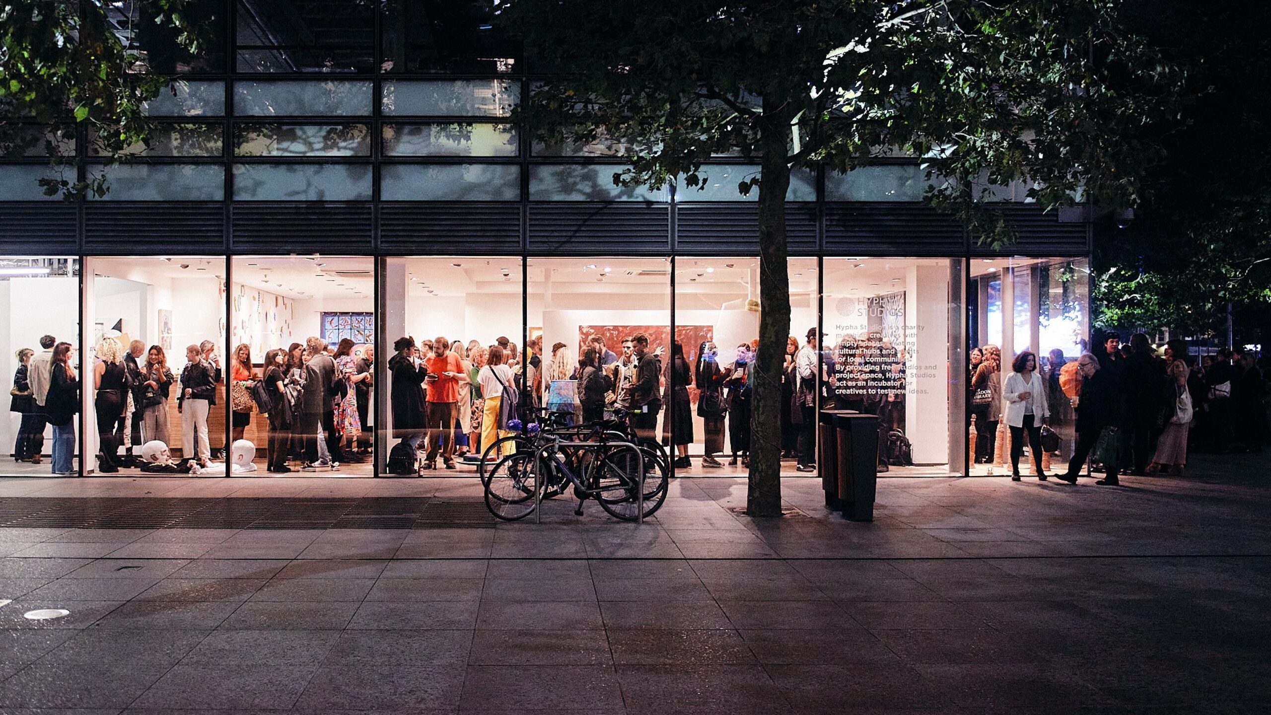 건물 1층에 위치한 하이파 스튜디오 내에 사람들이 가득한 모습