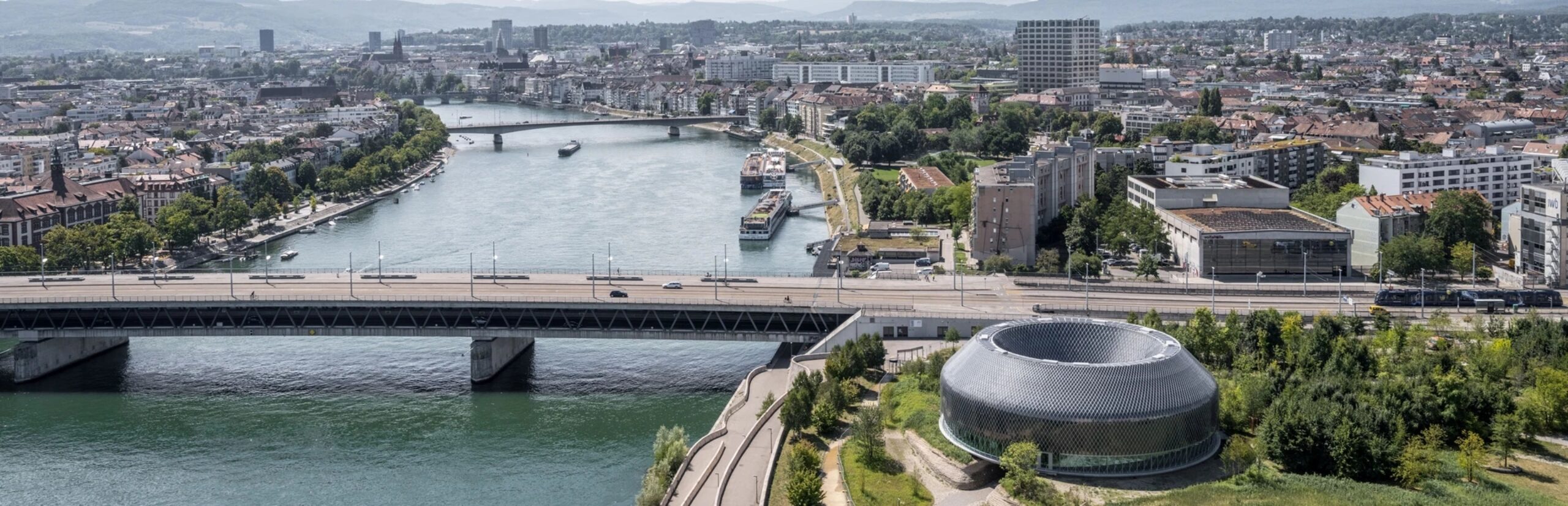 스위스 바젤의 라인강 풍경과 노바티스 파빌리온